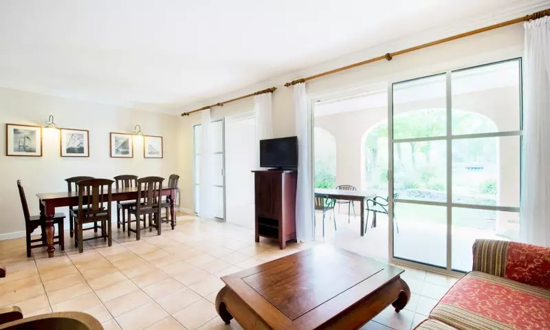 Villa climatisée avec piscine donnant sur le lac 6 Personnes