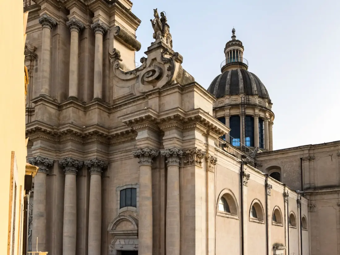 Résidence Großes Appartement in Ragusa mit Kleinem Balkon