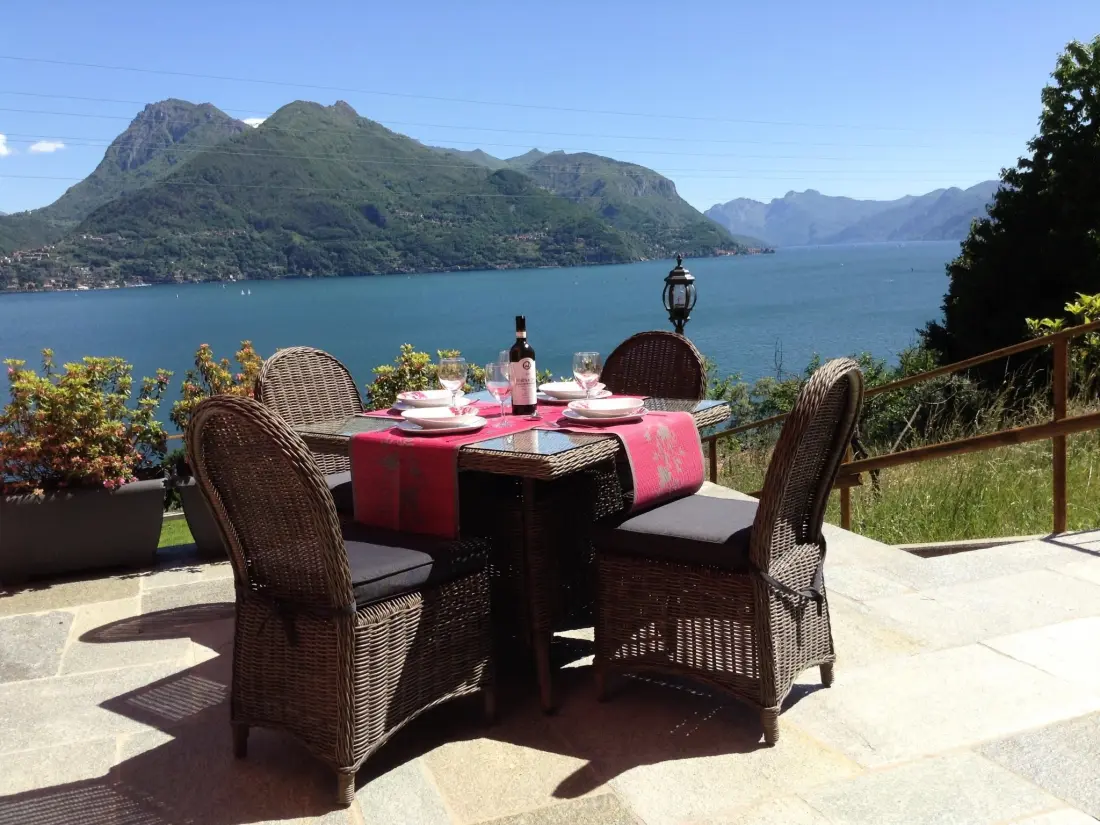 Résidence mit Terrasse und tollem See- und Bergblick