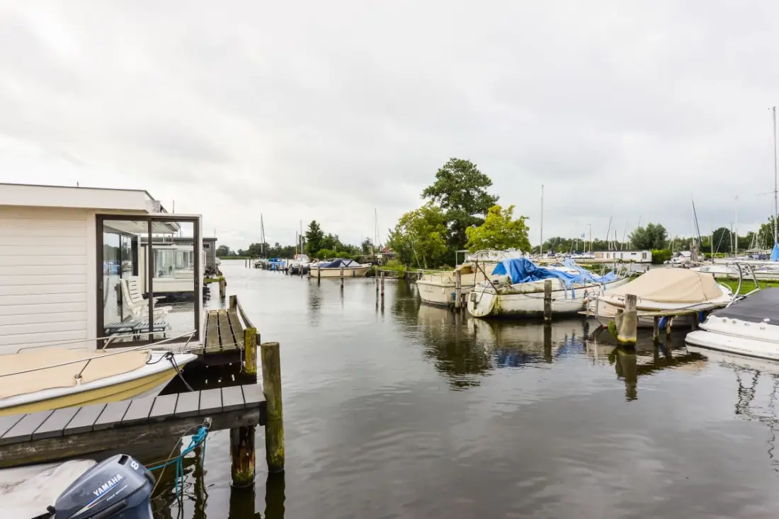 Bright And Comfortable Houseboat