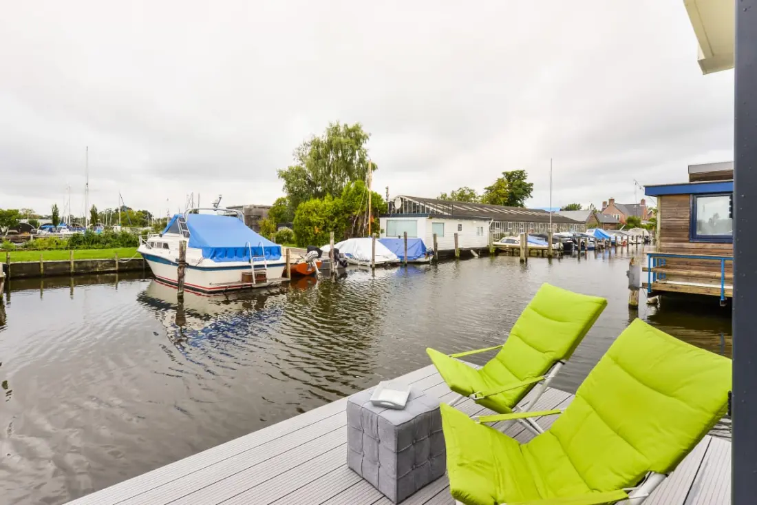 Bright And Comfortable Houseboat