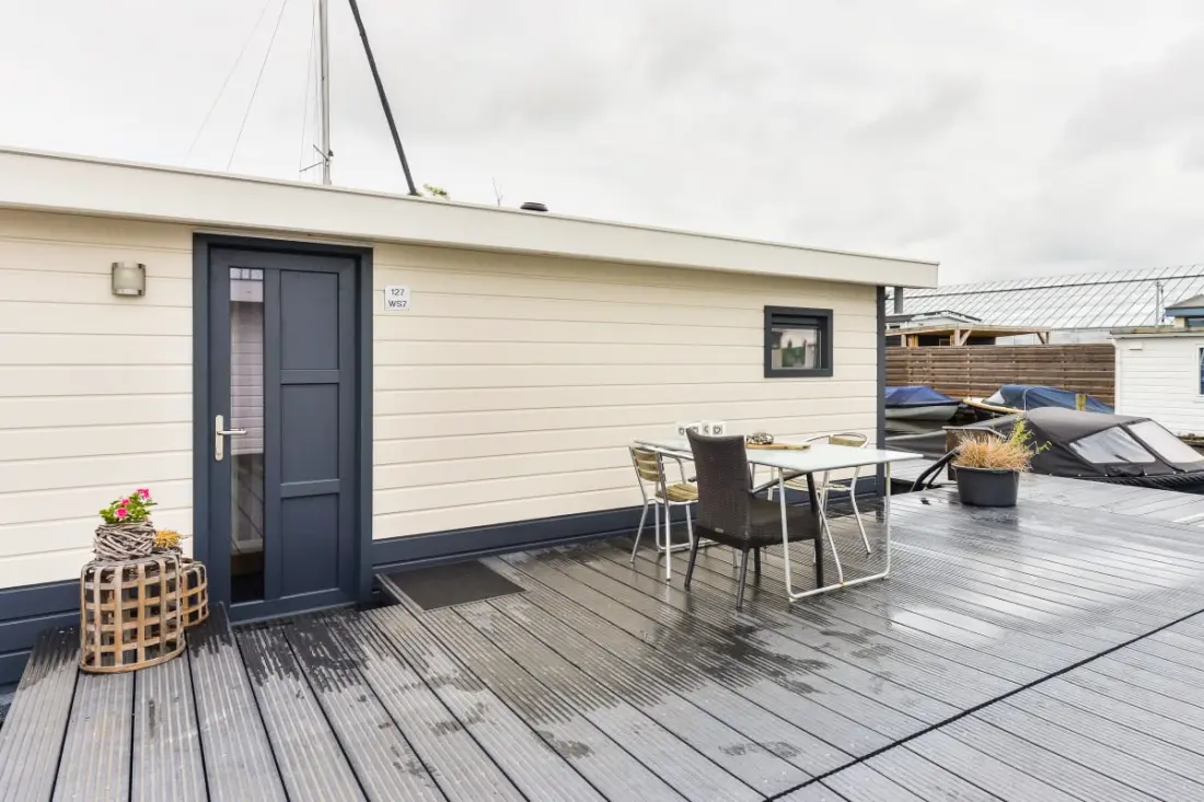 Bright And Comfortable Houseboat