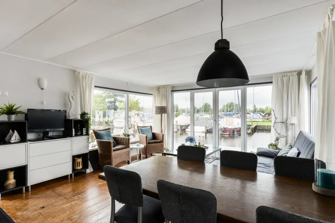 Bright And Comfortable Houseboat