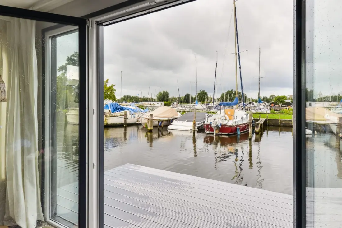 Bright And Comfortable Houseboat