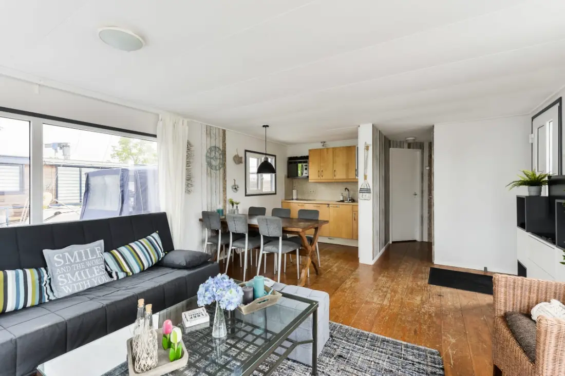 Bright And Comfortable Houseboat