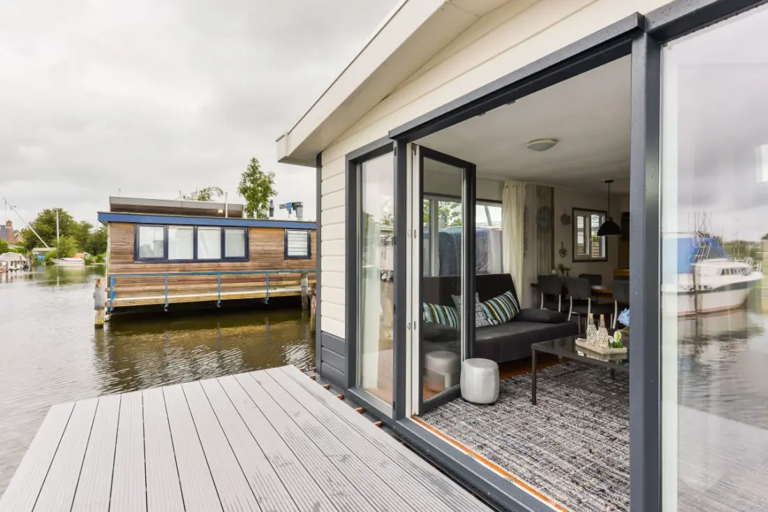 Bright And Comfortable Houseboat