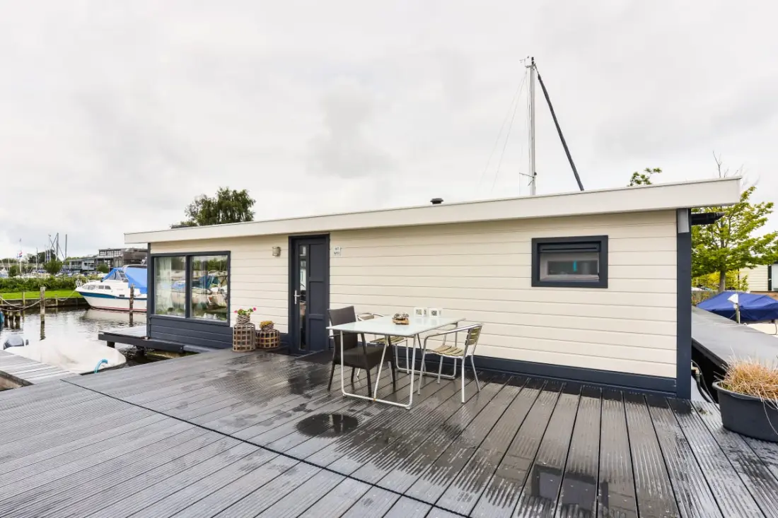 Bright And Comfortable Houseboat