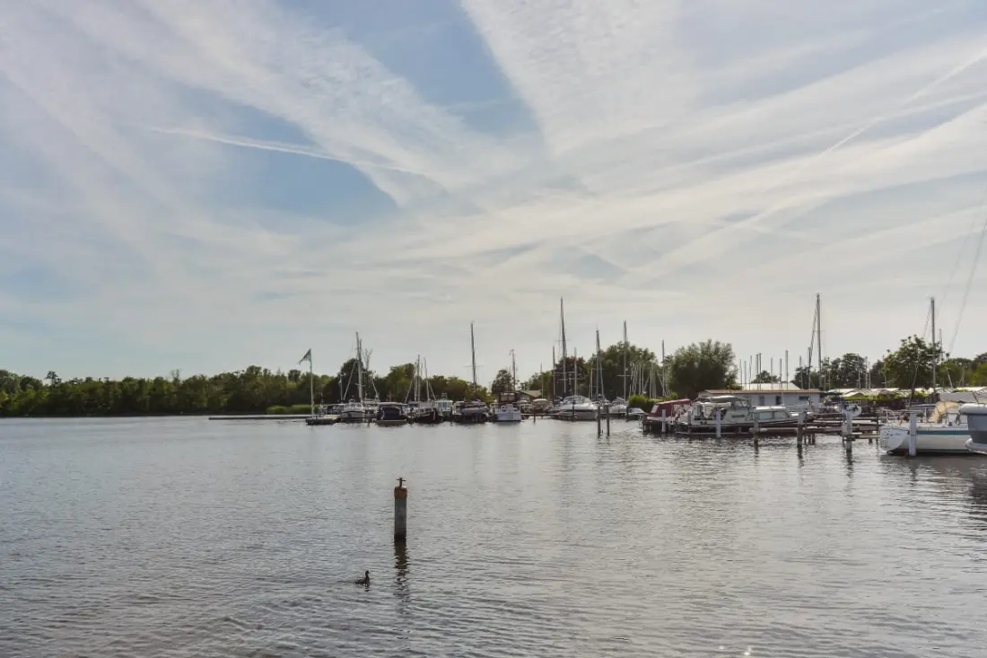Bright And Comfortable Houseboat