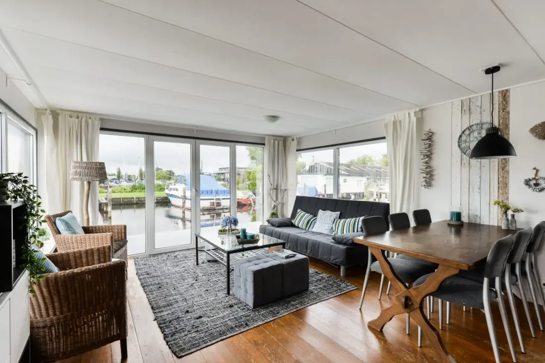 Bright And Comfortable Houseboat