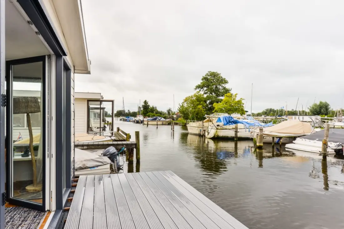 Bright And Comfortable Houseboat