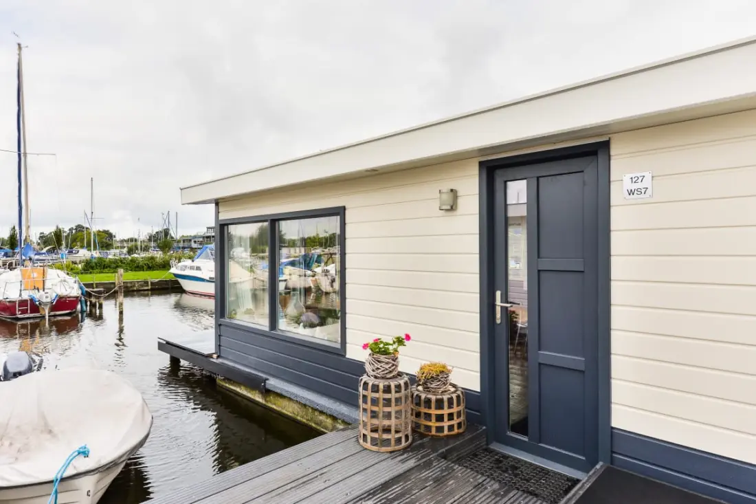 Bright And Comfortable Houseboat