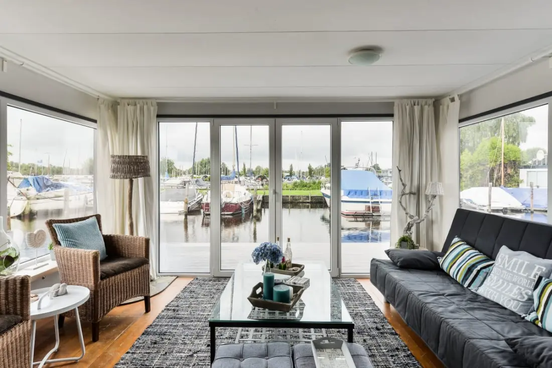 Bright And Comfortable Houseboat