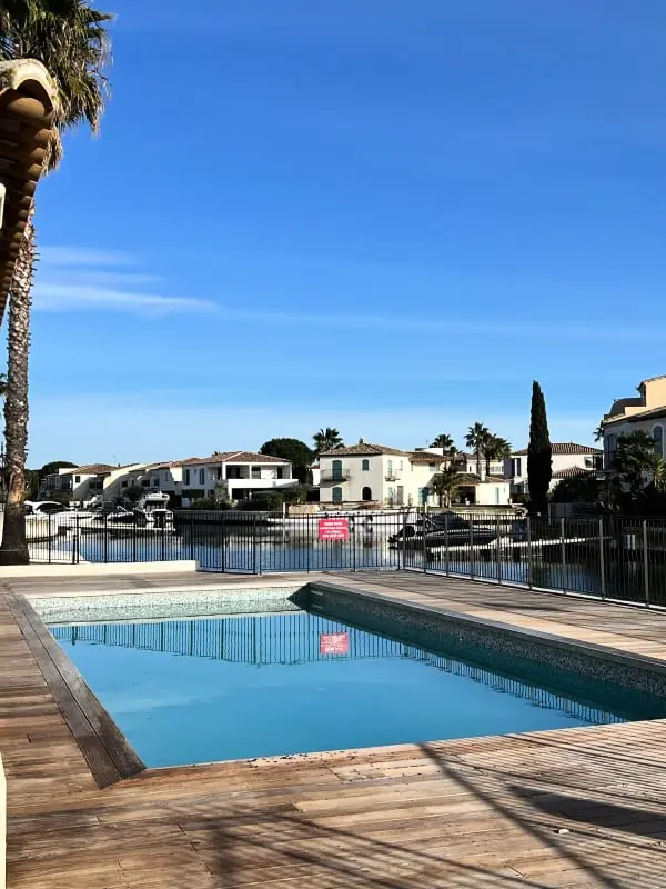 Résidence Marina 6 Pers Aigues-mortes – Terrasse, Clim, Vue Canal Et Piscine Commune