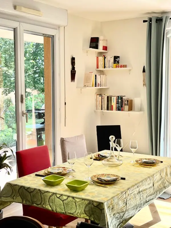 Un Appartement Moderne, Une Terrasse Et Un Jardin