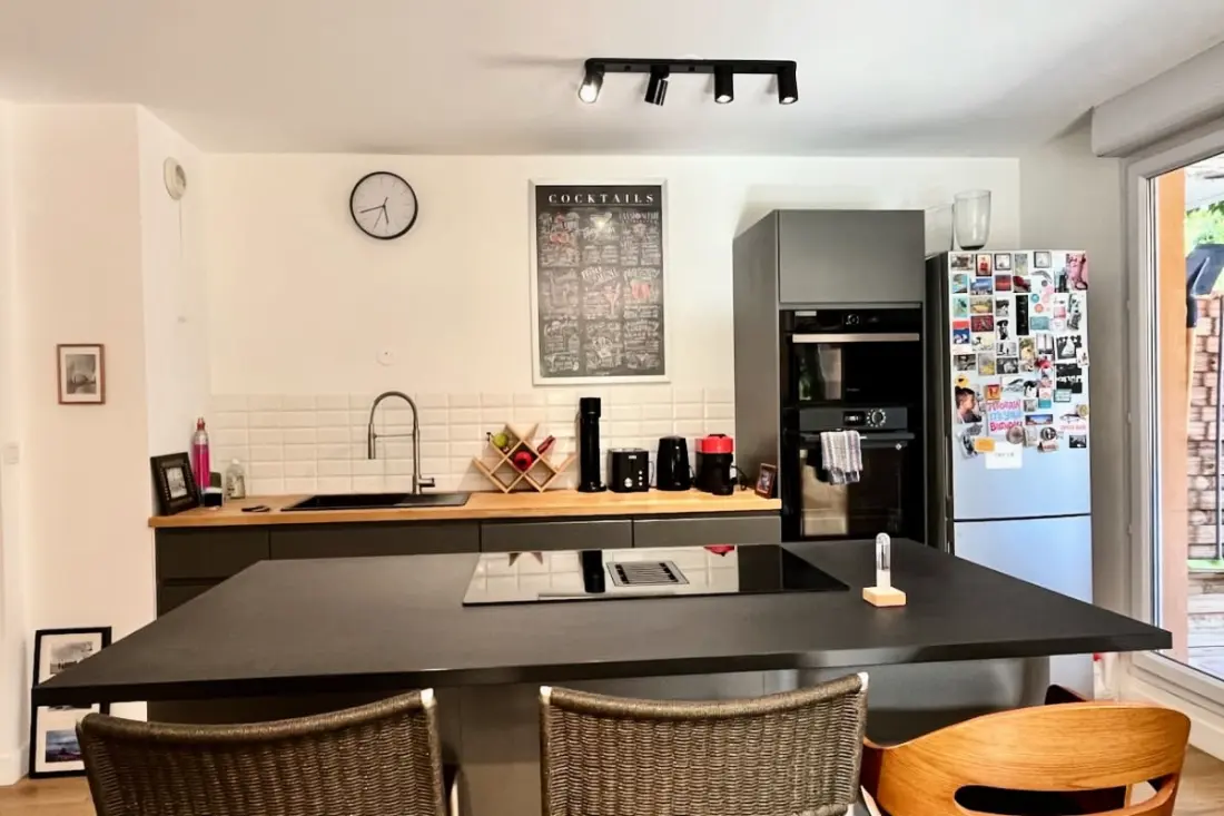 Un Appartement Moderne, Une Terrasse Et Un Jardin