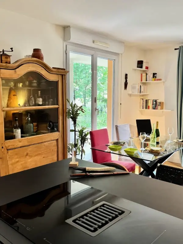Un Appartement Moderne, Une Terrasse Et Un Jardin