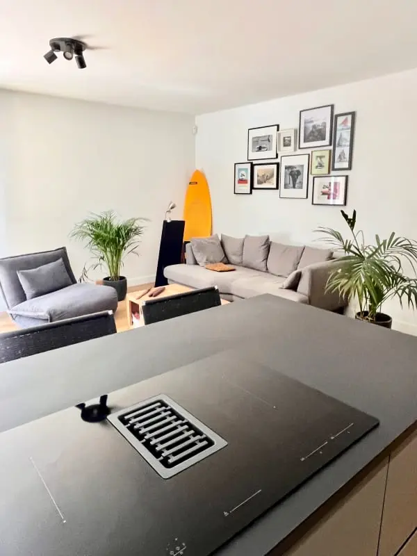 Un Appartement Moderne, Une Terrasse Et Un Jardin