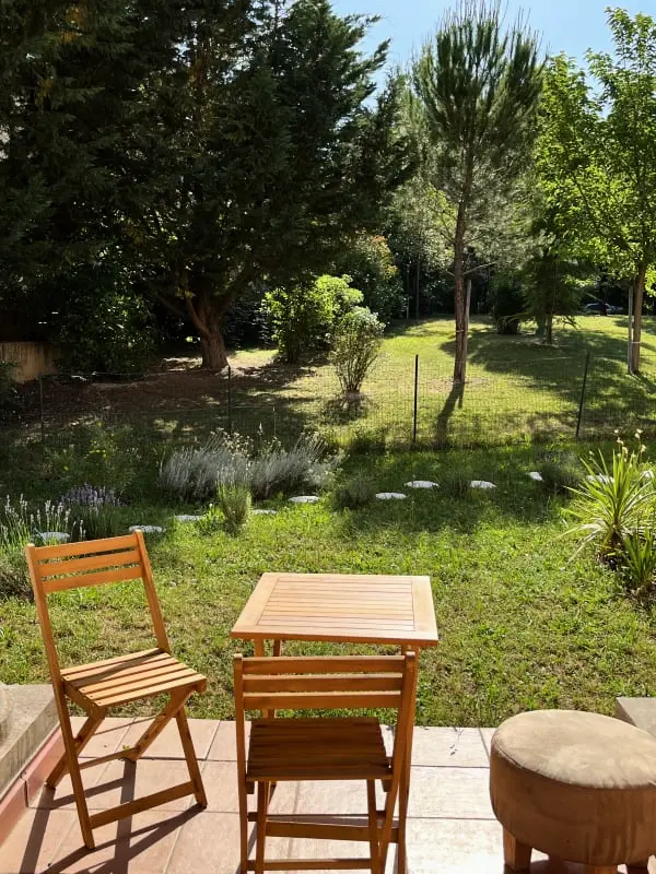Un Appartement Moderne, Une Terrasse Et Un Jardin