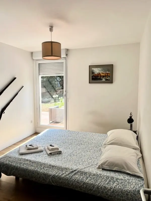 Un Appartement Moderne, Une Terrasse Et Un Jardin