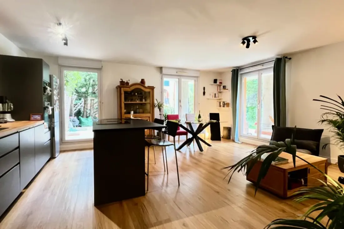 Un Appartement Moderne, Une Terrasse Et Un Jardin