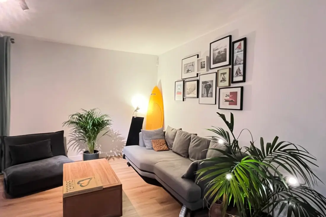 Un Appartement Moderne, Une Terrasse Et Un Jardin