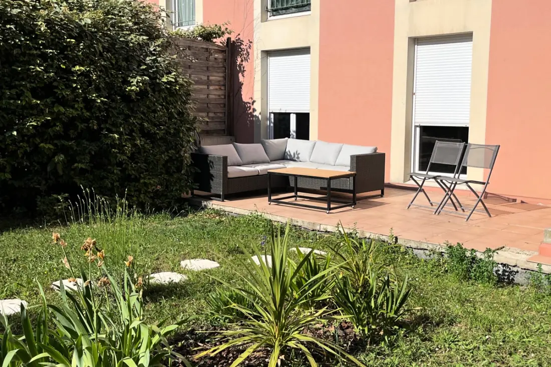 Un Appartement Moderne, Une Terrasse Et Un Jardin