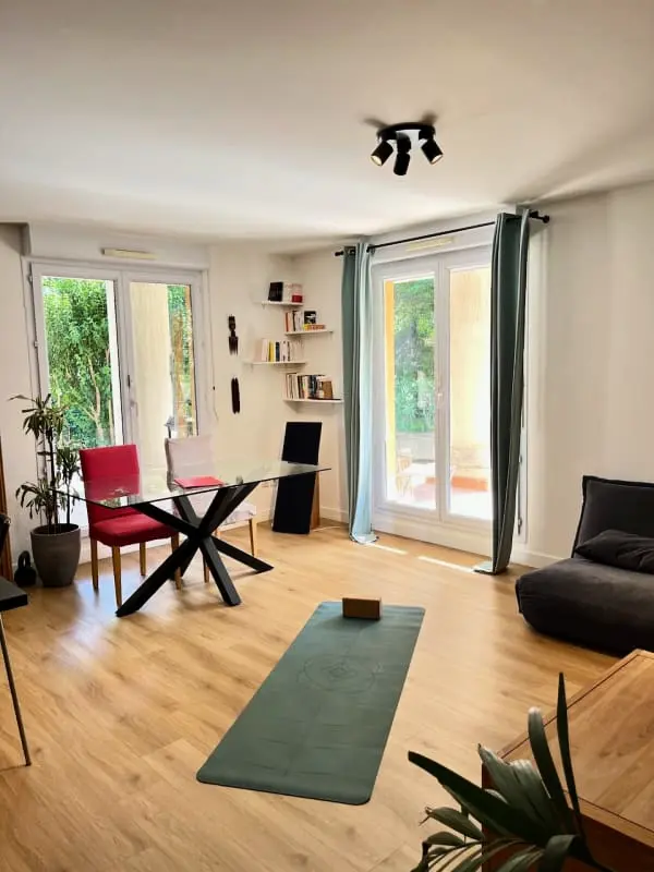 Un Appartement Moderne, Une Terrasse Et Un Jardin