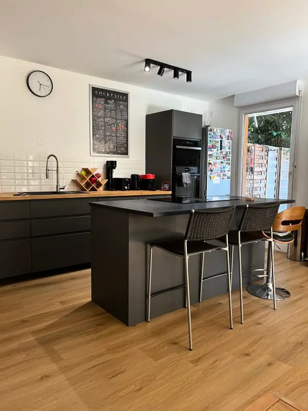 Un Appartement Moderne, Une Terrasse Et Un Jardin