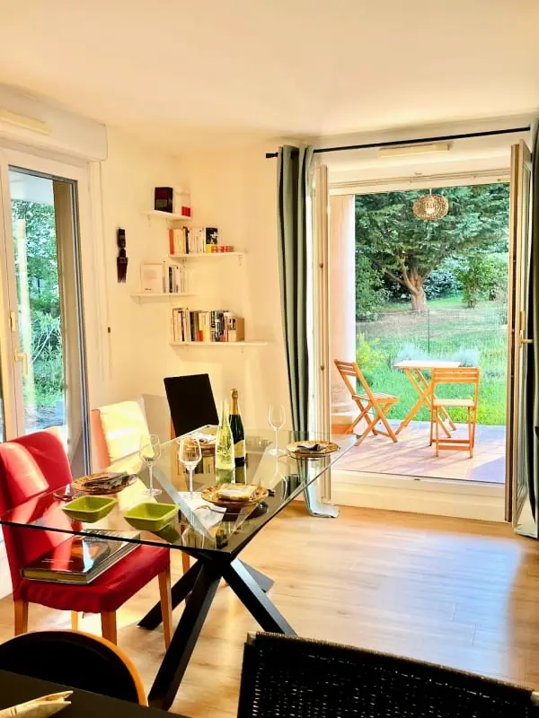 Un Appartement Moderne, Une Terrasse Et Un Jardin