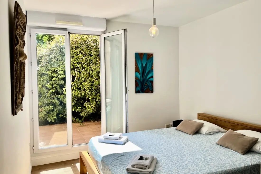 Un Appartement Moderne, Une Terrasse Et Un Jardin