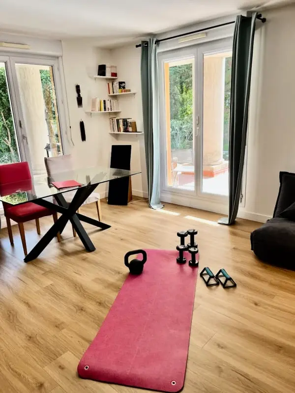 Un Appartement Moderne, Une Terrasse Et Un Jardin