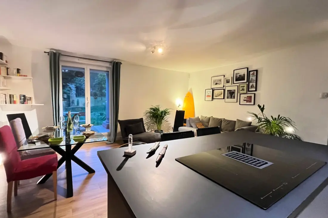 Un Appartement Moderne, Une Terrasse Et Un Jardin