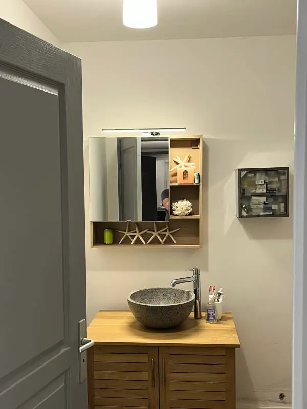 Un Appartement Moderne, Une Terrasse Et Un Jardin
