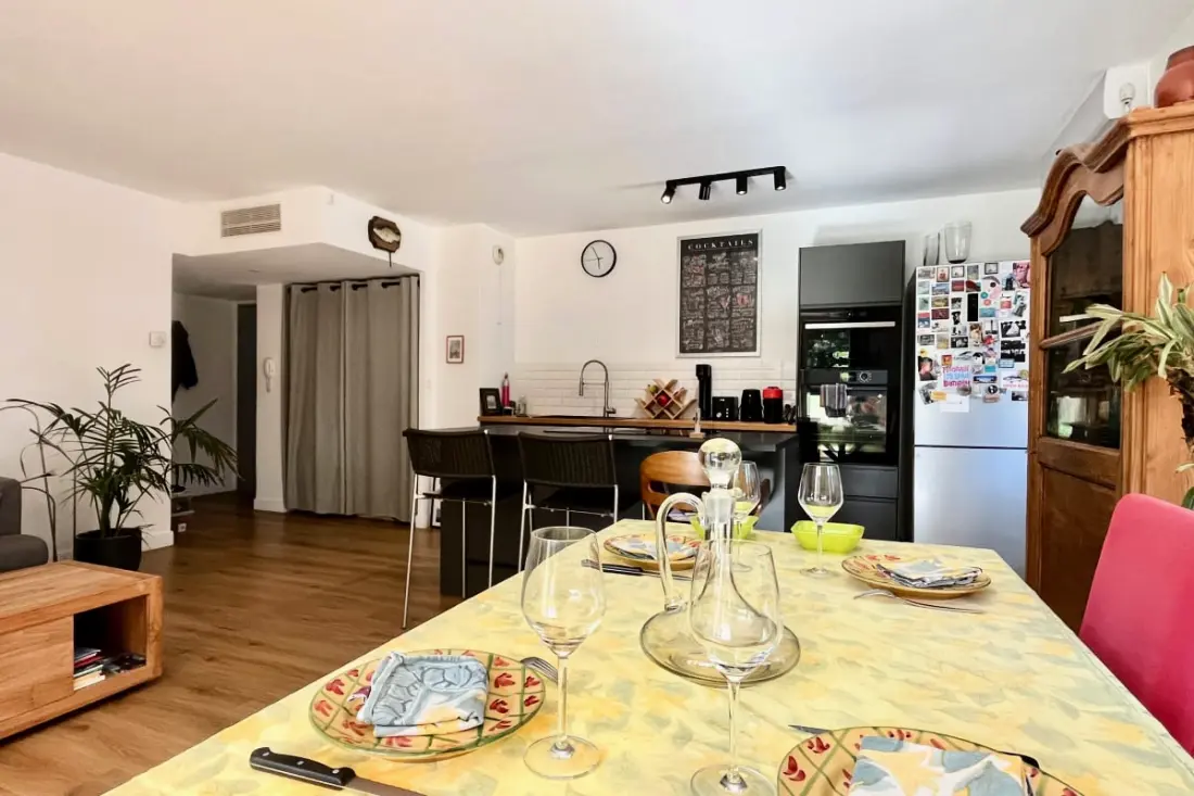 Un Appartement Moderne, Une Terrasse Et Un Jardin