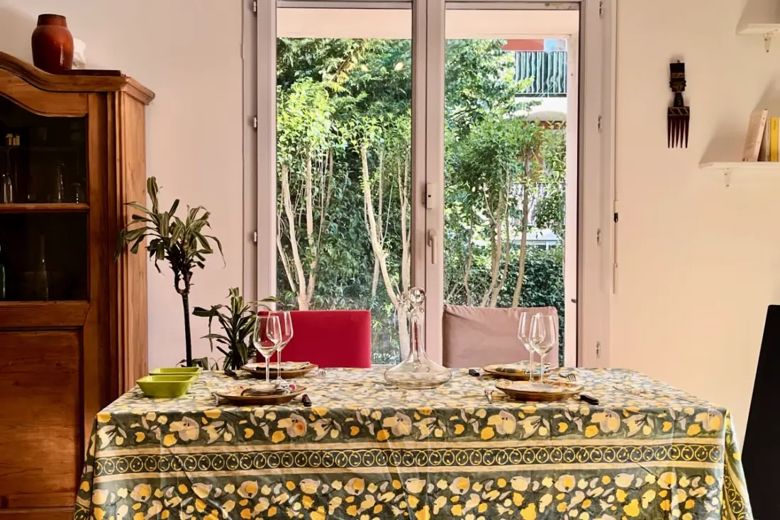 Un Appartement Moderne, Une Terrasse Et Un Jardin
