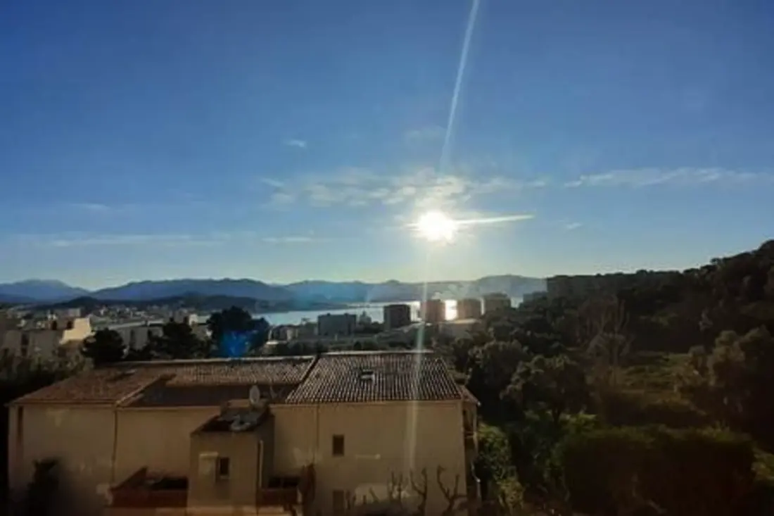 Appartement Avec Terrasse Et Parking à Ajaccio
