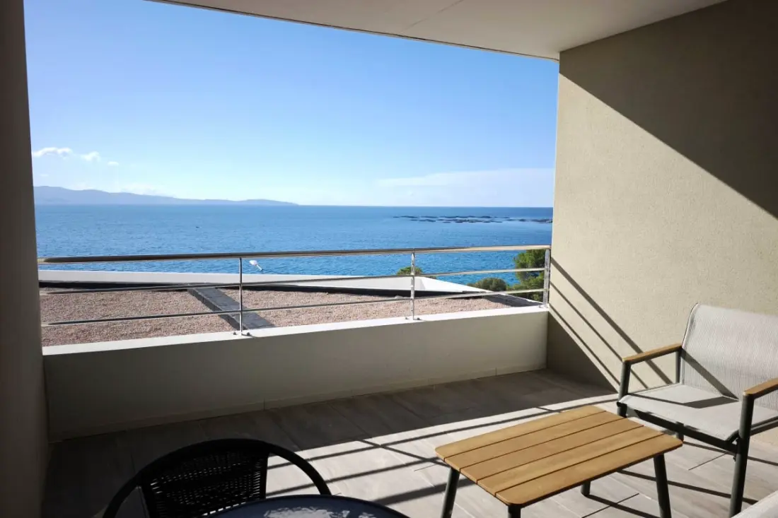 Studio Avec Vue Mer Et Piscine, Idéalement Situé