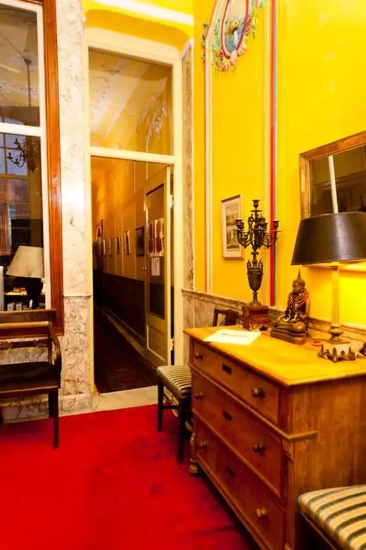 Classy Room 17th Century Canal House