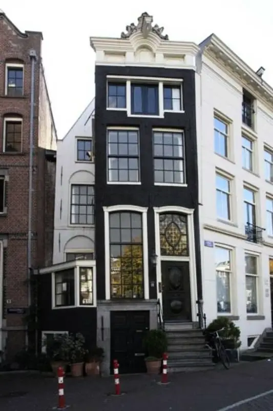 Classy Room 17th Century Canal House