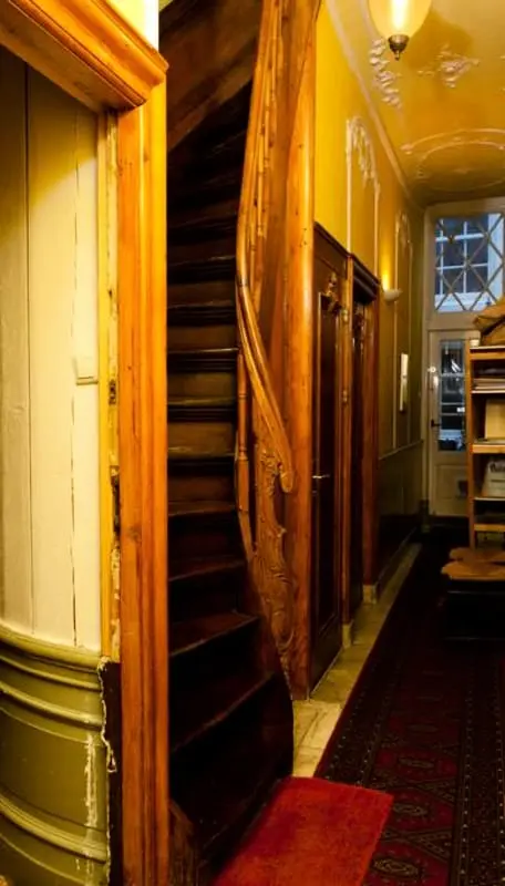 Classy Room 17th Century Canal House