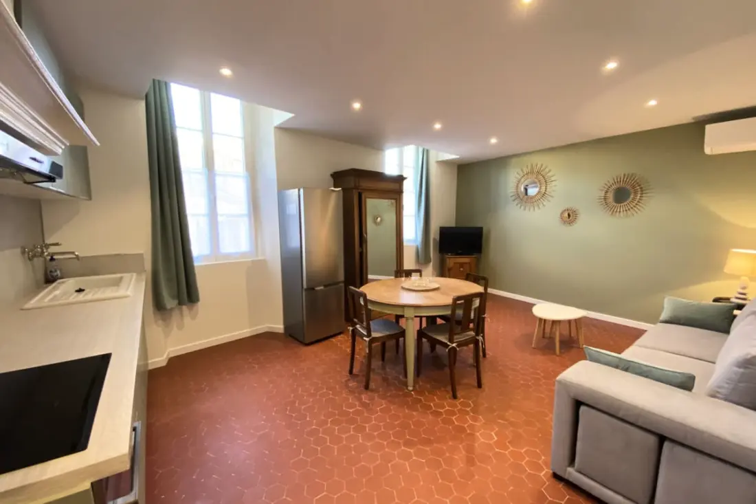 06cf : Bel Appartement Rénové Vieil Antibes