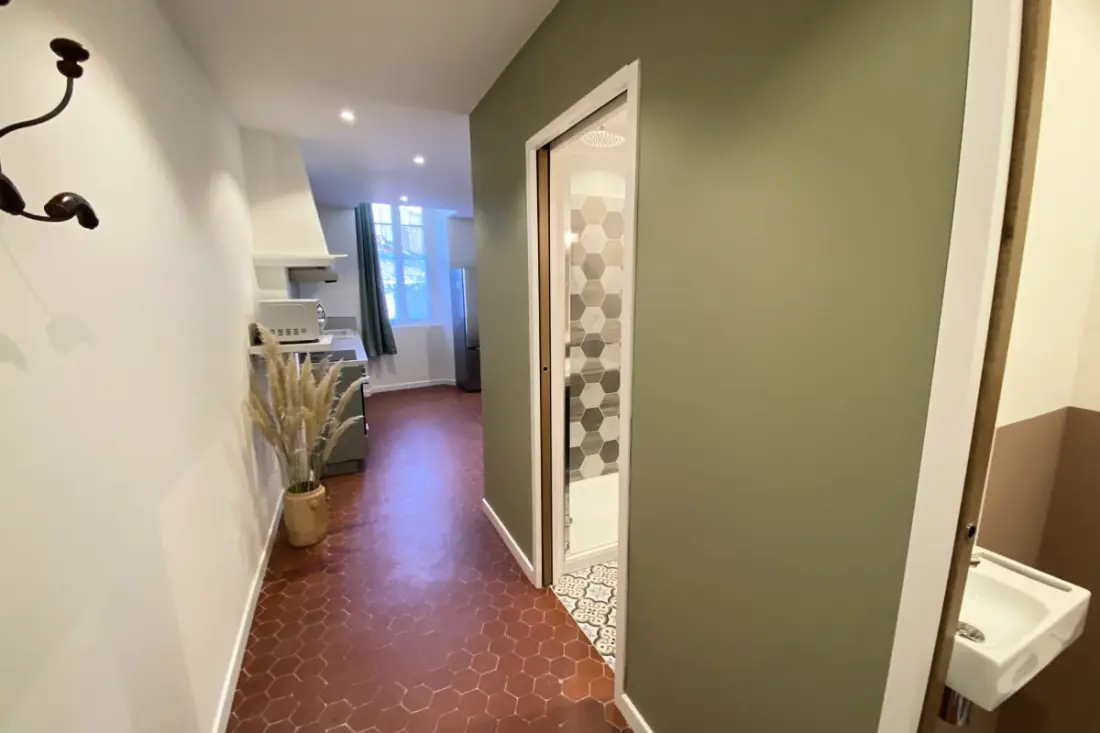 06cf : Bel Appartement Rénové Vieil Antibes