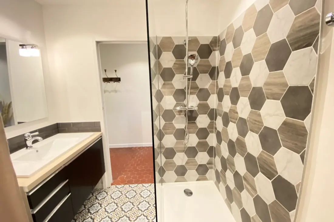 06cf : Bel Appartement Rénové Vieil Antibes