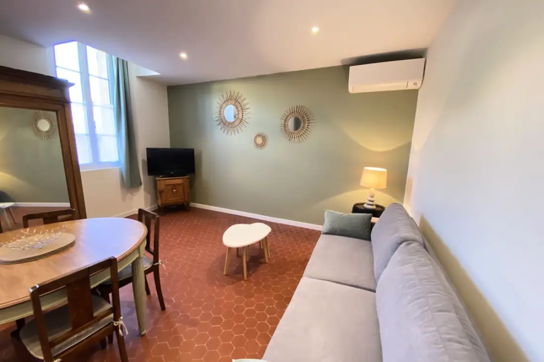 06cf : Bel Appartement Rénové Vieil Antibes