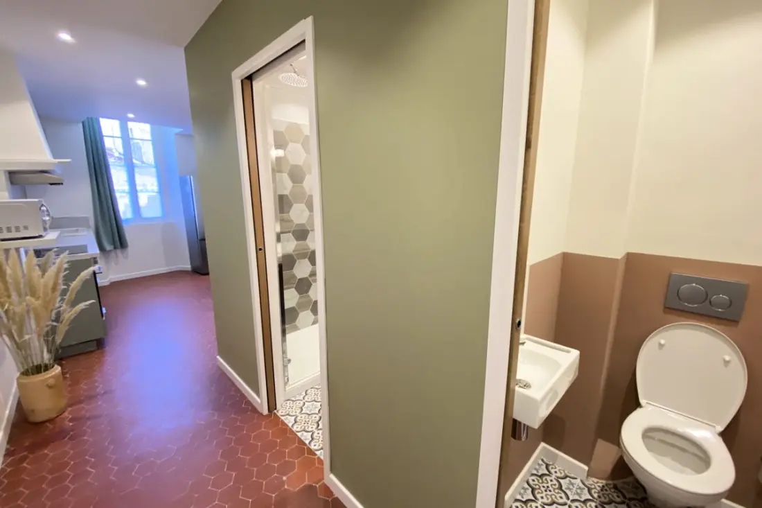 06cf : Bel Appartement Rénové Vieil Antibes