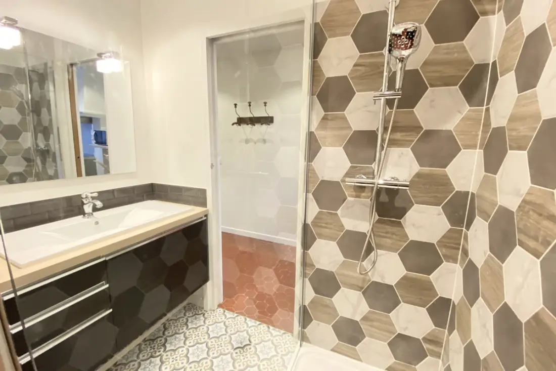 06cf : Bel Appartement Rénové Vieil Antibes