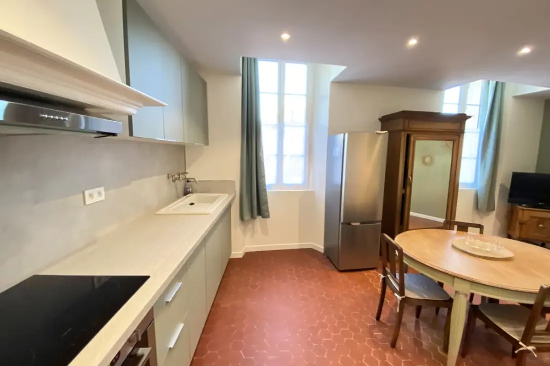06cf : Bel Appartement Rénové Vieil Antibes