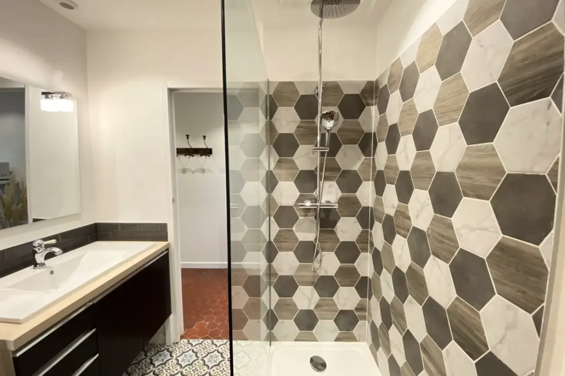 06cf : Bel Appartement Rénové Vieil Antibes