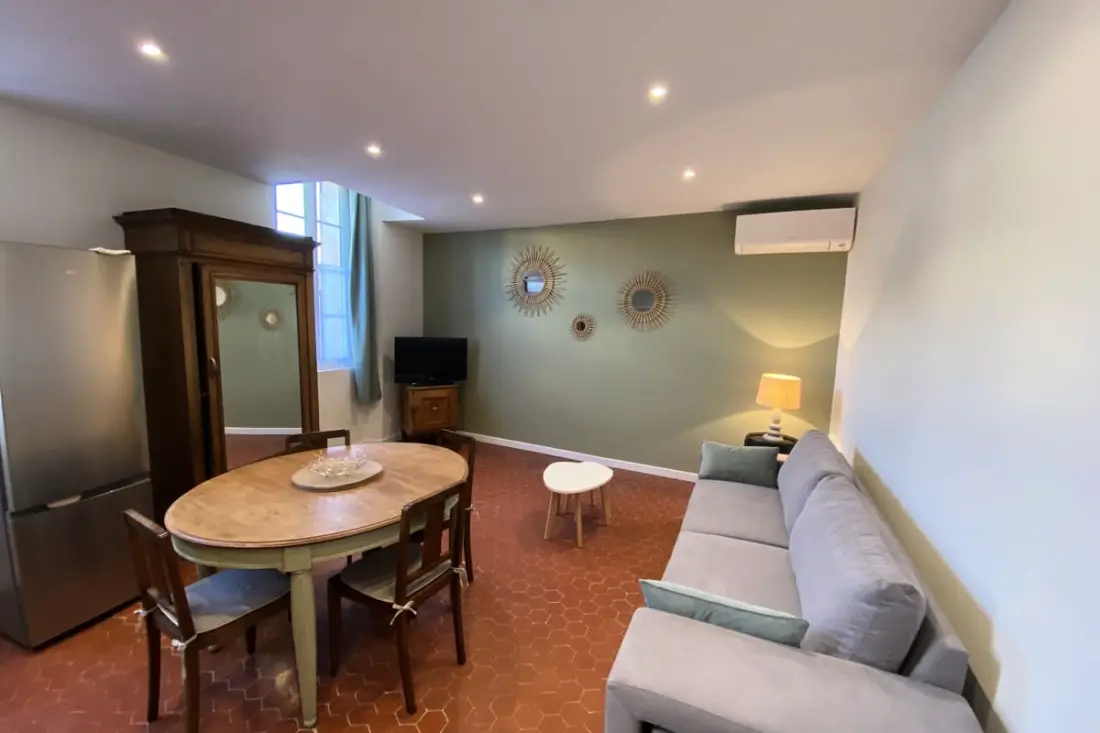 06cf : Bel Appartement Rénové Vieil Antibes