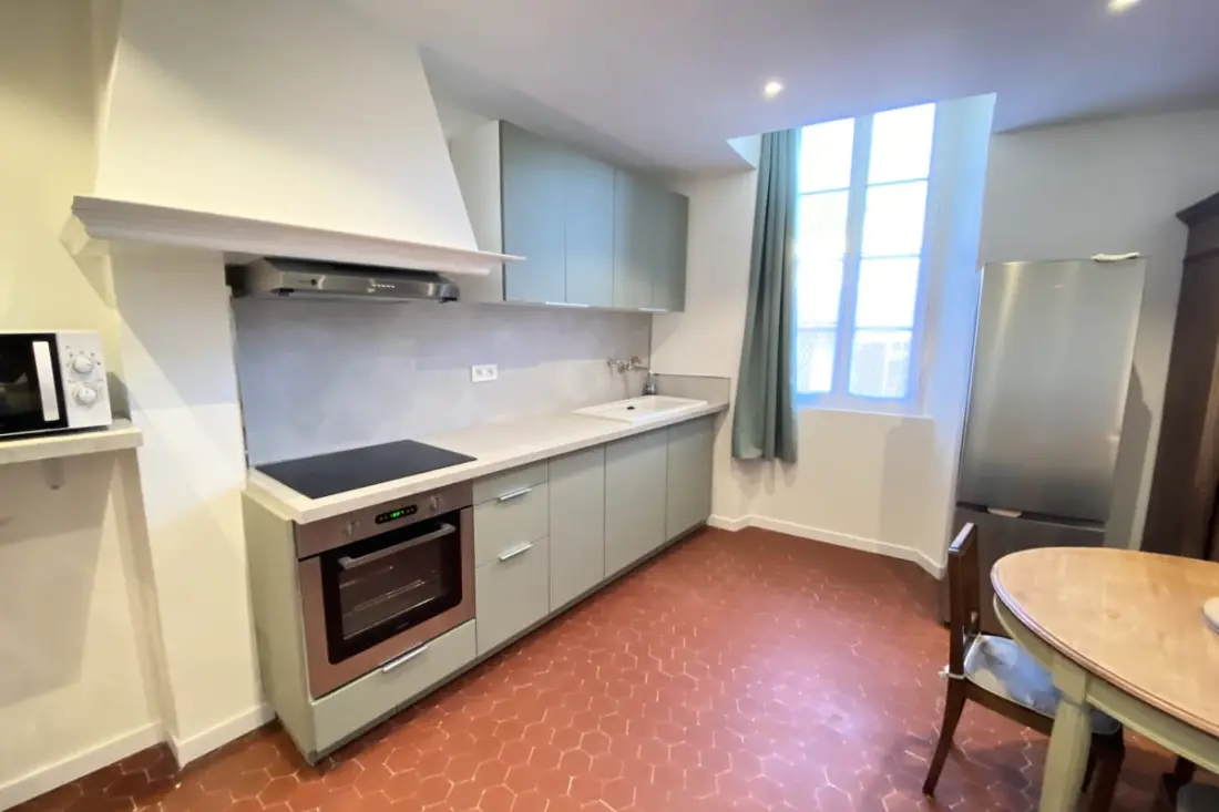06cf : Bel Appartement Rénové Vieil Antibes